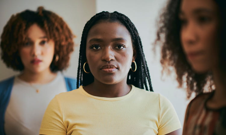 Tres mujeres con semblante serio
